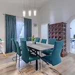 Roza Villa *